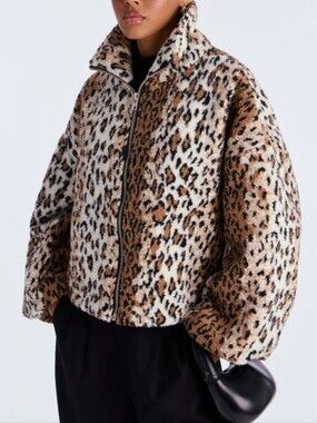 Short voluminous jacket (bomber) with leopard print, made of soft faux fur
